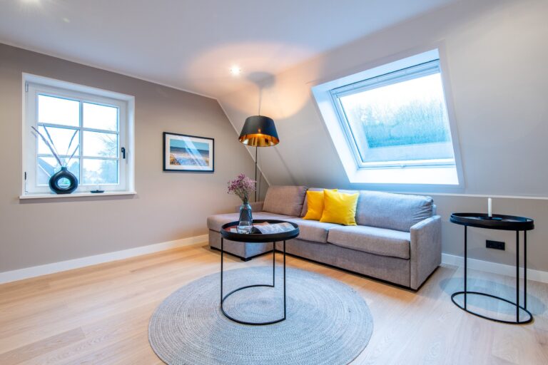 Sofa und kleine Tische in Ferienhaus auf Sylt