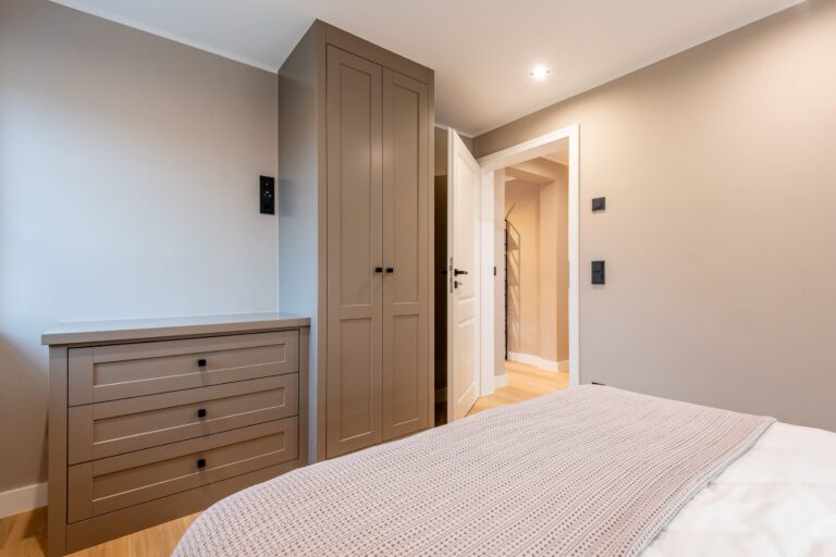 Schlafzimmer mit Doppelbett in Ferienhaus auf Sylt