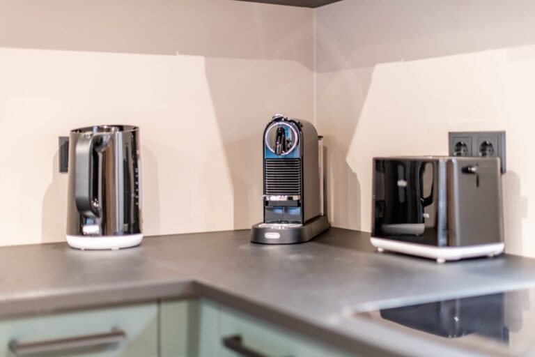 Küche mit Kaffeemaschine in Ferienhaus auf Sylt