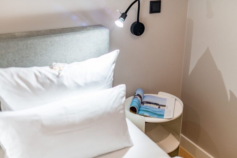 Schlafzimmer mit Nachttisch in Ferienhaus auf Sylt