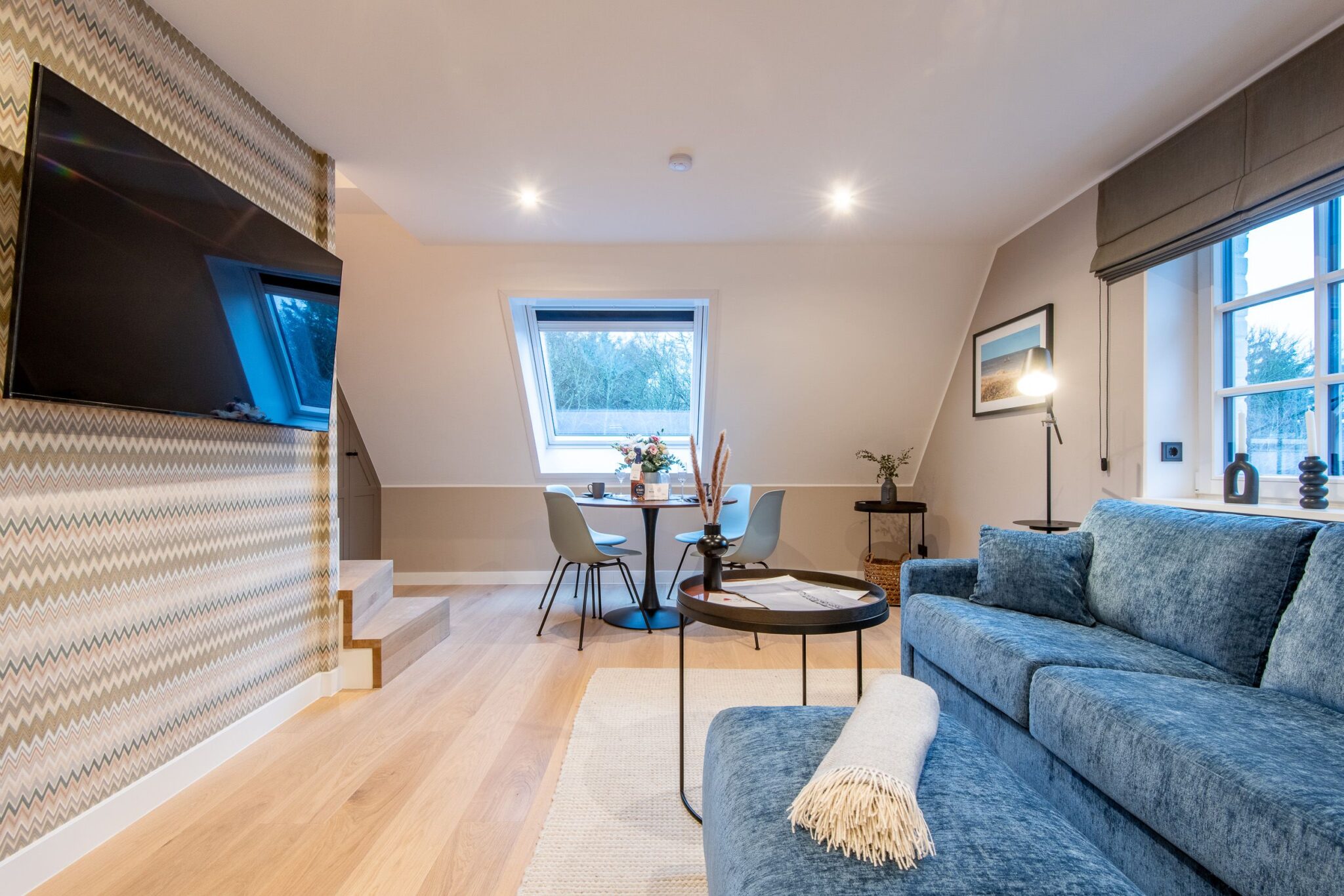 Sofa und Fernseher in Ferienhaus auf Sylt