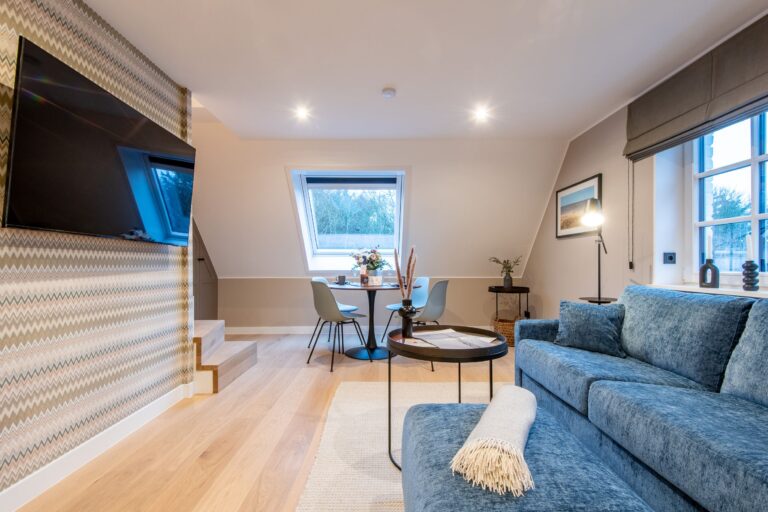 Sofa und Fernseher in Ferienhaus auf Sylt