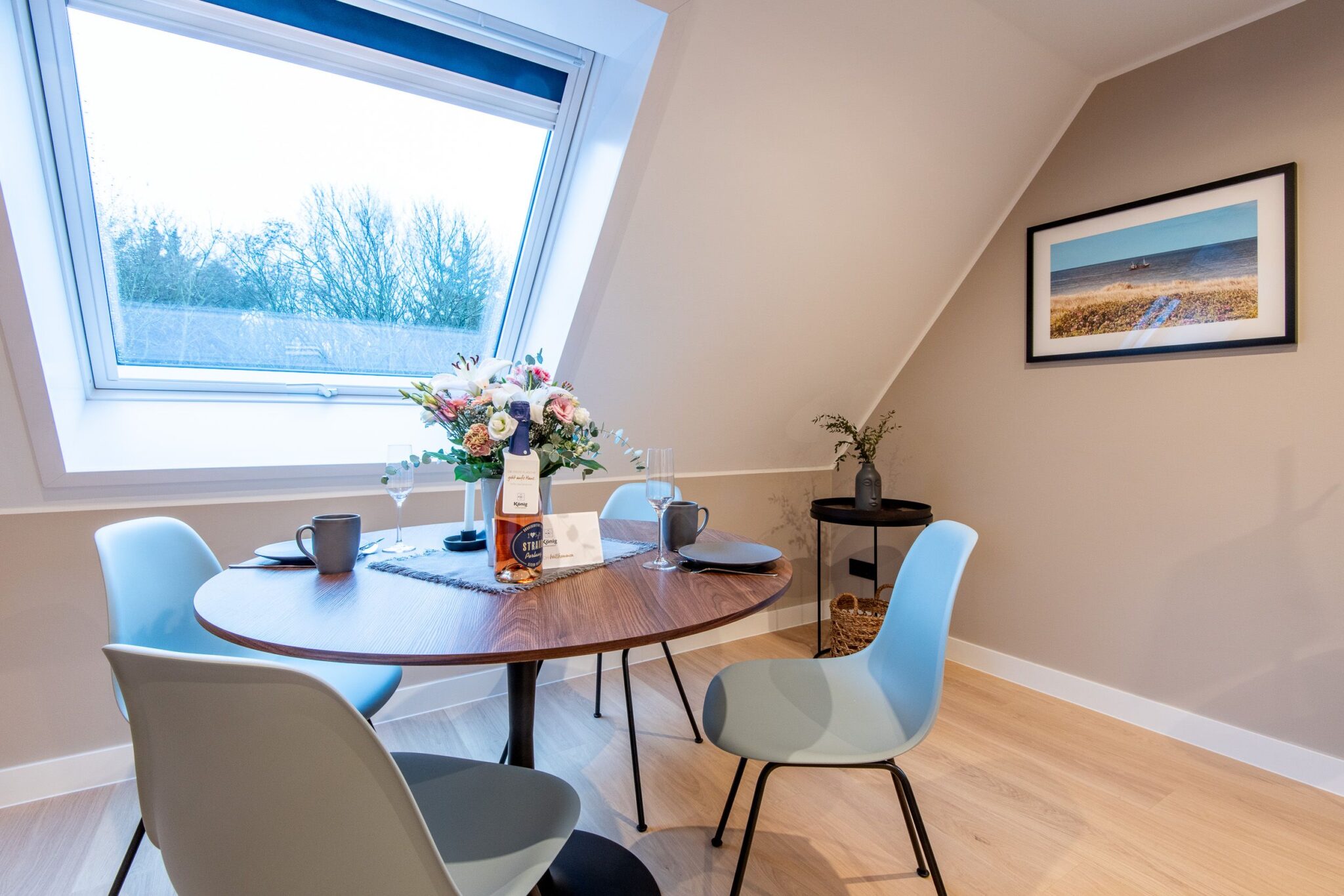 Esstisch und Dachfenster in Ferienhaus auf Sylt
