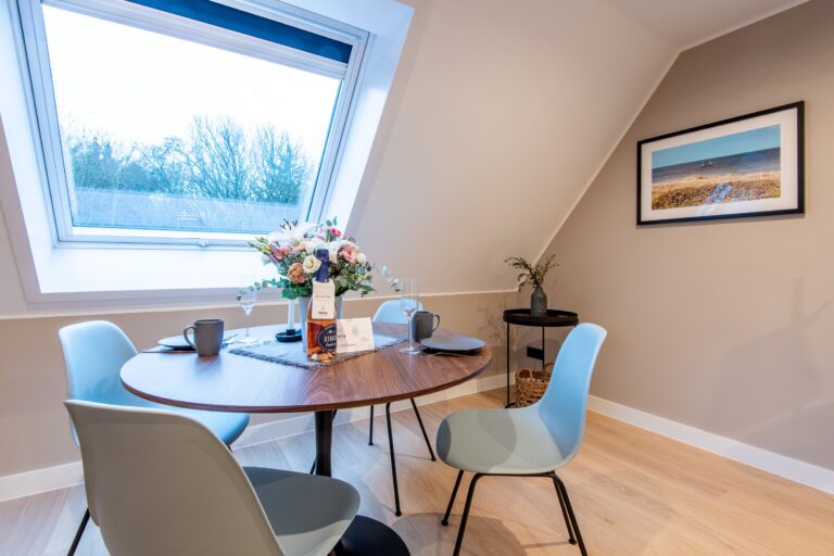 Esstisch und Dachfenster in Ferienhaus auf Sylt