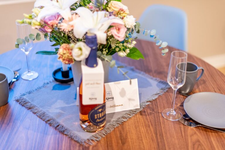 Esstisch mit Blumen in Ferienhaus auf Sylt