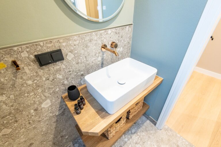 Badezimmer mit Waschbecken in Ferienhaus auf Sylt