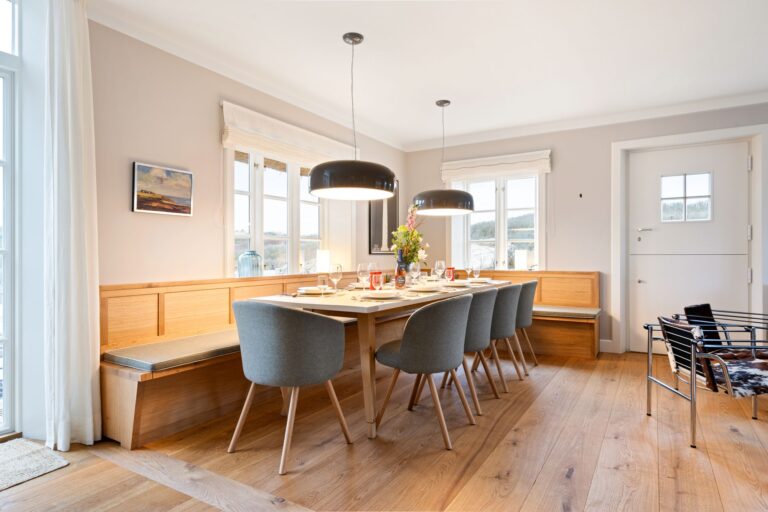 Esstisch mit Sitzbank und Stühlen in Ferienhaus auf Sylt