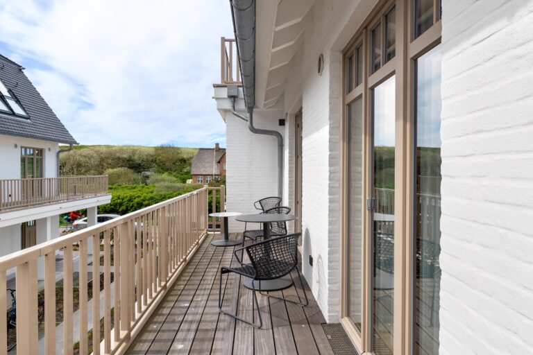 Balkon mit Stühlen in Ferienwohnung auf Sylt