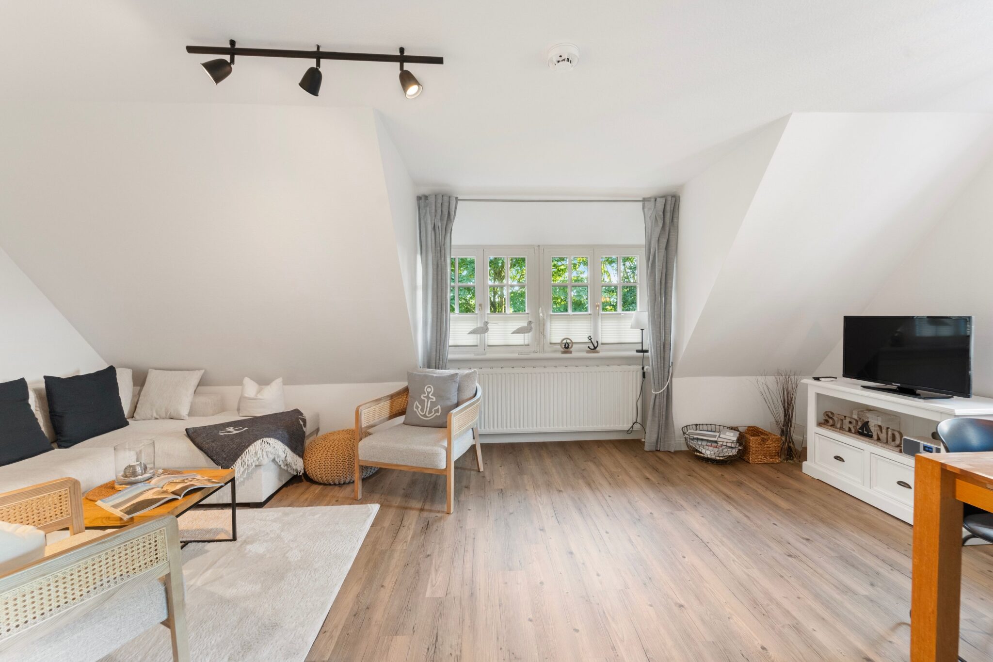 Sofa und Fernseher in Ferienhaus auf Sylt