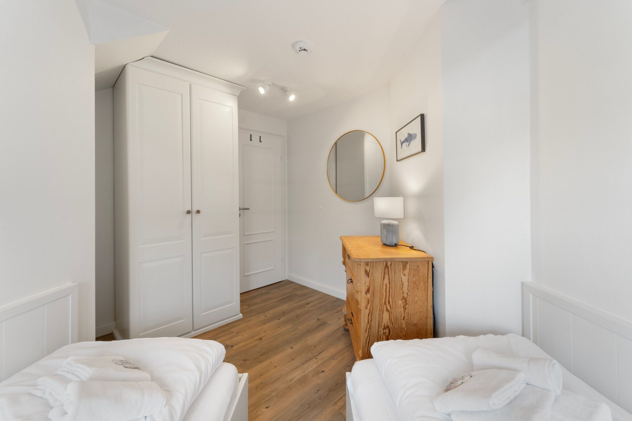Schlafzimmer mit zwei Einzelbetten in Ferienhaus auf Sylt