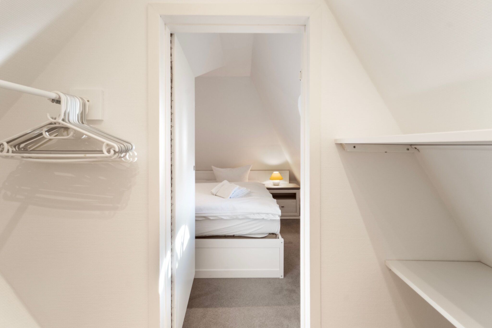 Schlafzimmer mit Doppelbett in Ferienhaus auf Sylt