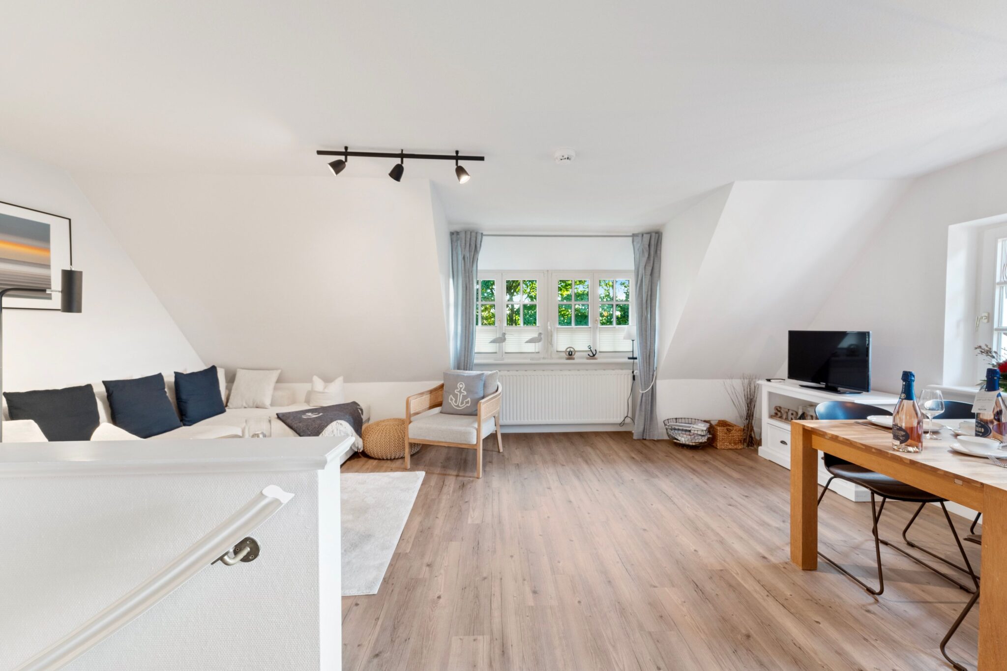 Sofa und Fernseher in Ferienhaus auf Sylt