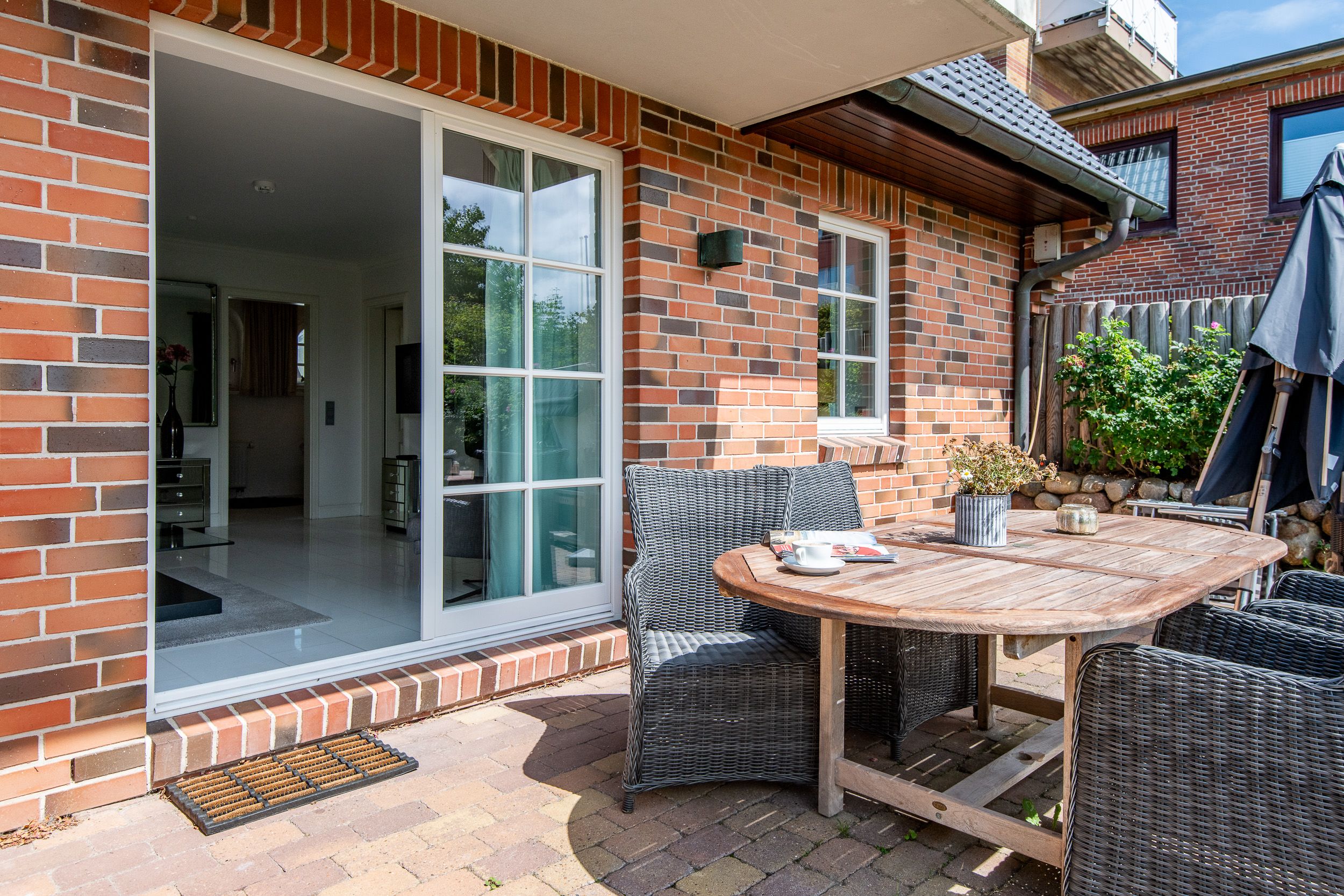 Terrasse mit Tisch in Ferienhaus auf Sylt
