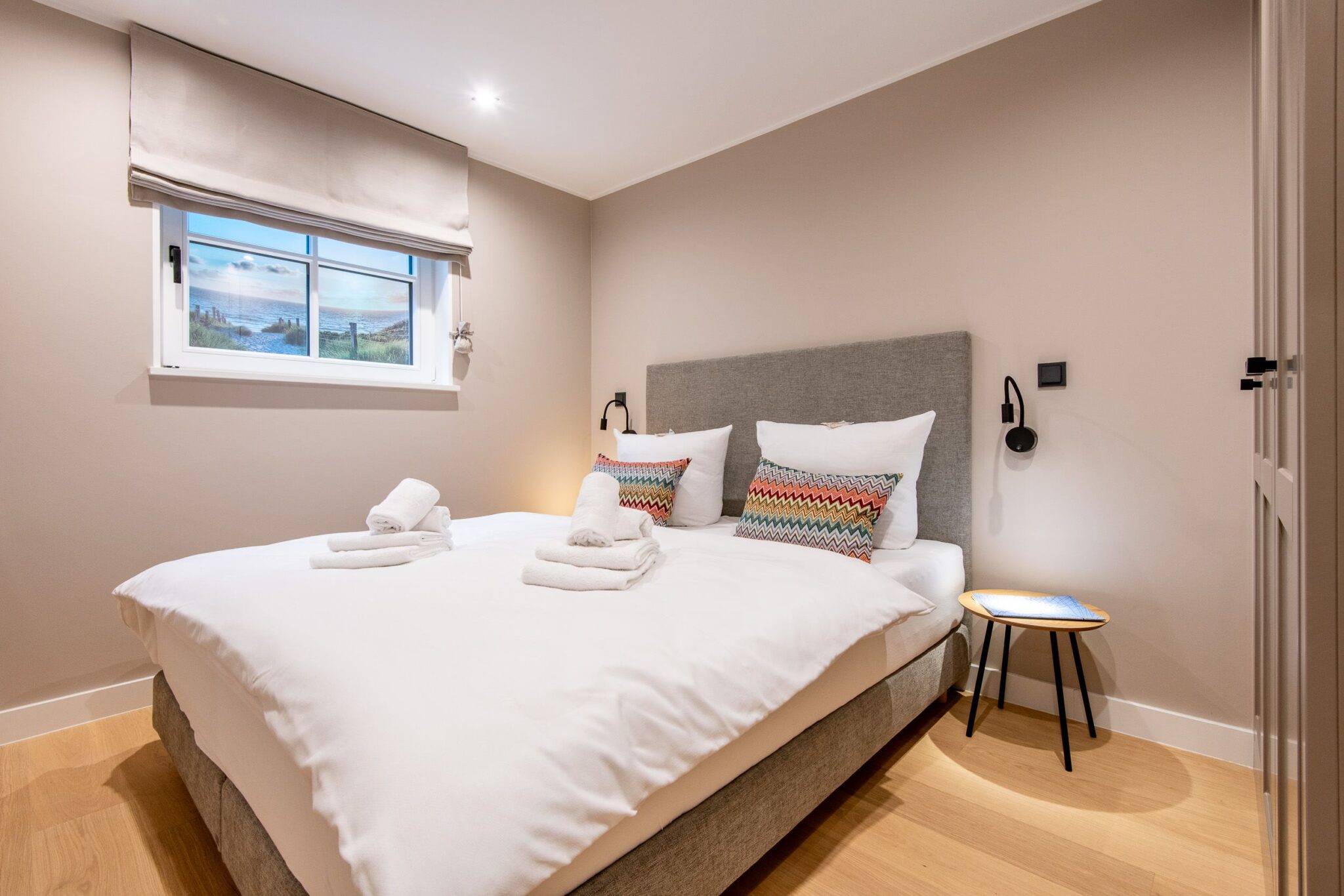 Schlafzimmer mit Doppelbett in Ferienhaus auf Sylt