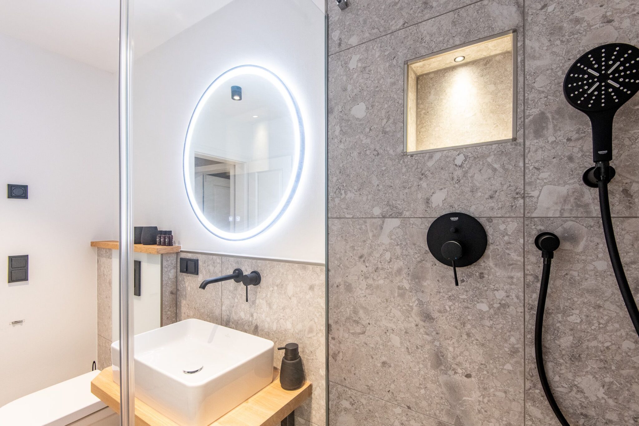 Badezimmer mit Dusche in Ferienhaus auf Sylt