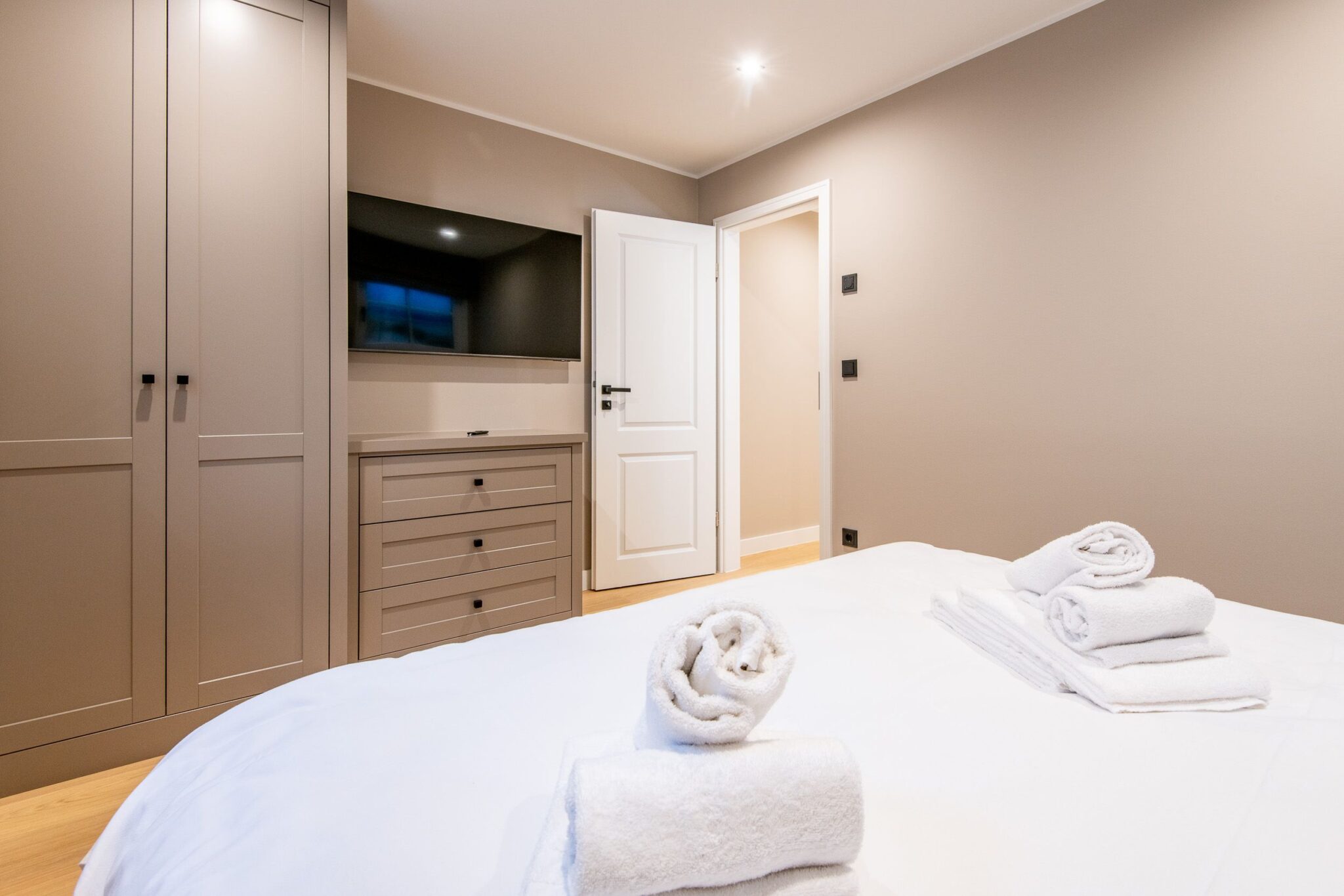 Schlafzimmer mit Fernseher in Ferienhaus auf Sylt