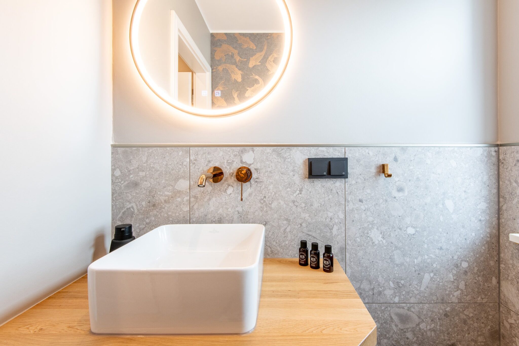 Badezimmer mit Spiegel in Ferienhaus auf Sylt