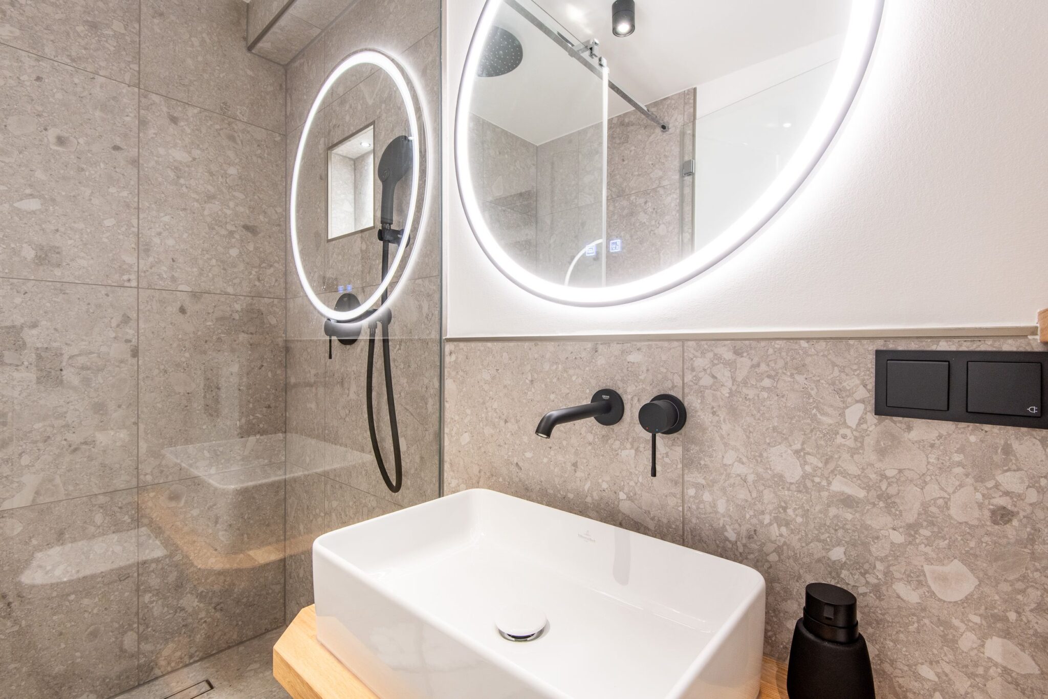 Badezimmer mit Dusche in Ferienhaus auf Sylt