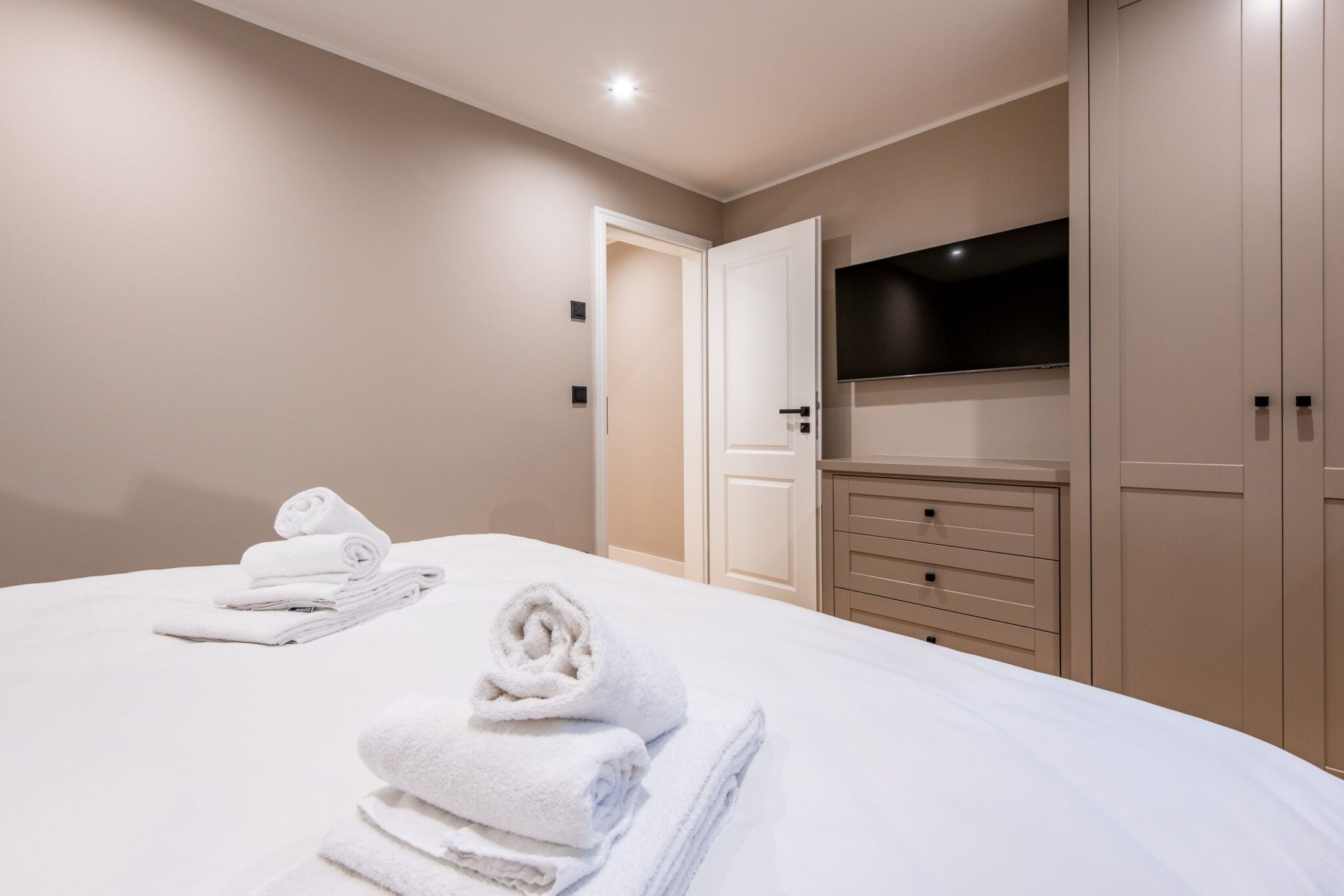 Schlafzimmer mit Fernseher in Ferienhaus auf Sylt
