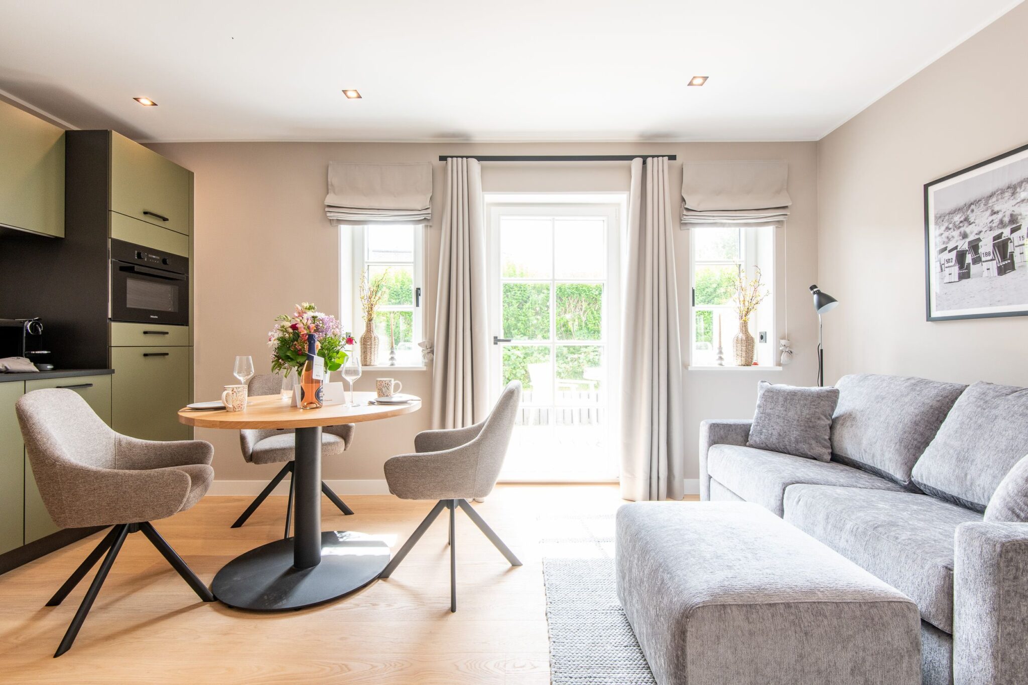 Sofa und Küche in Ferienhaus auf Sylt