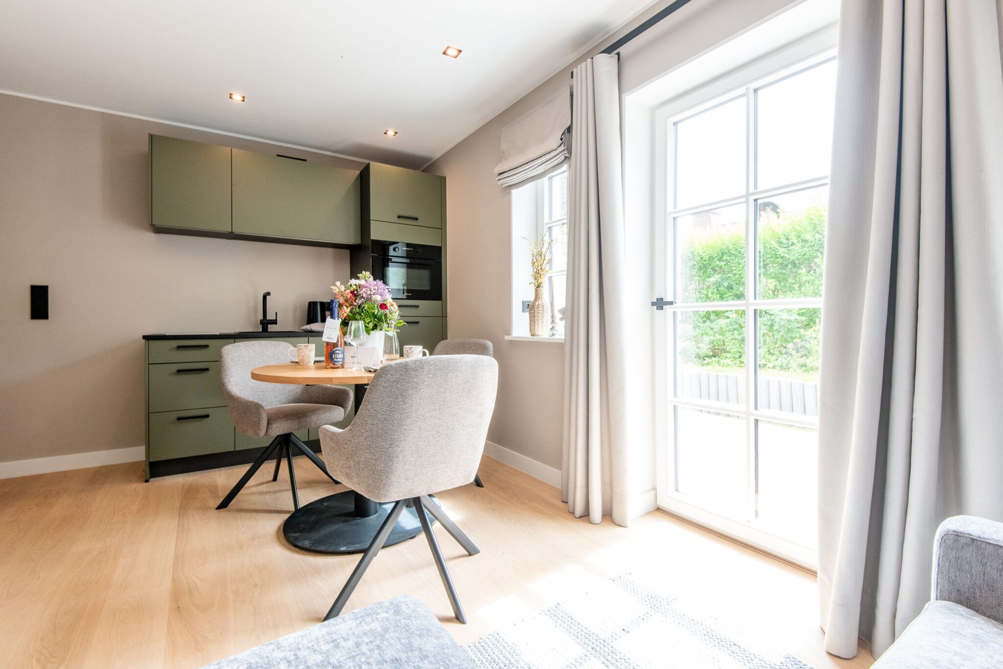 Küche mit Esstisch in Ferienhaus auf Sylt
