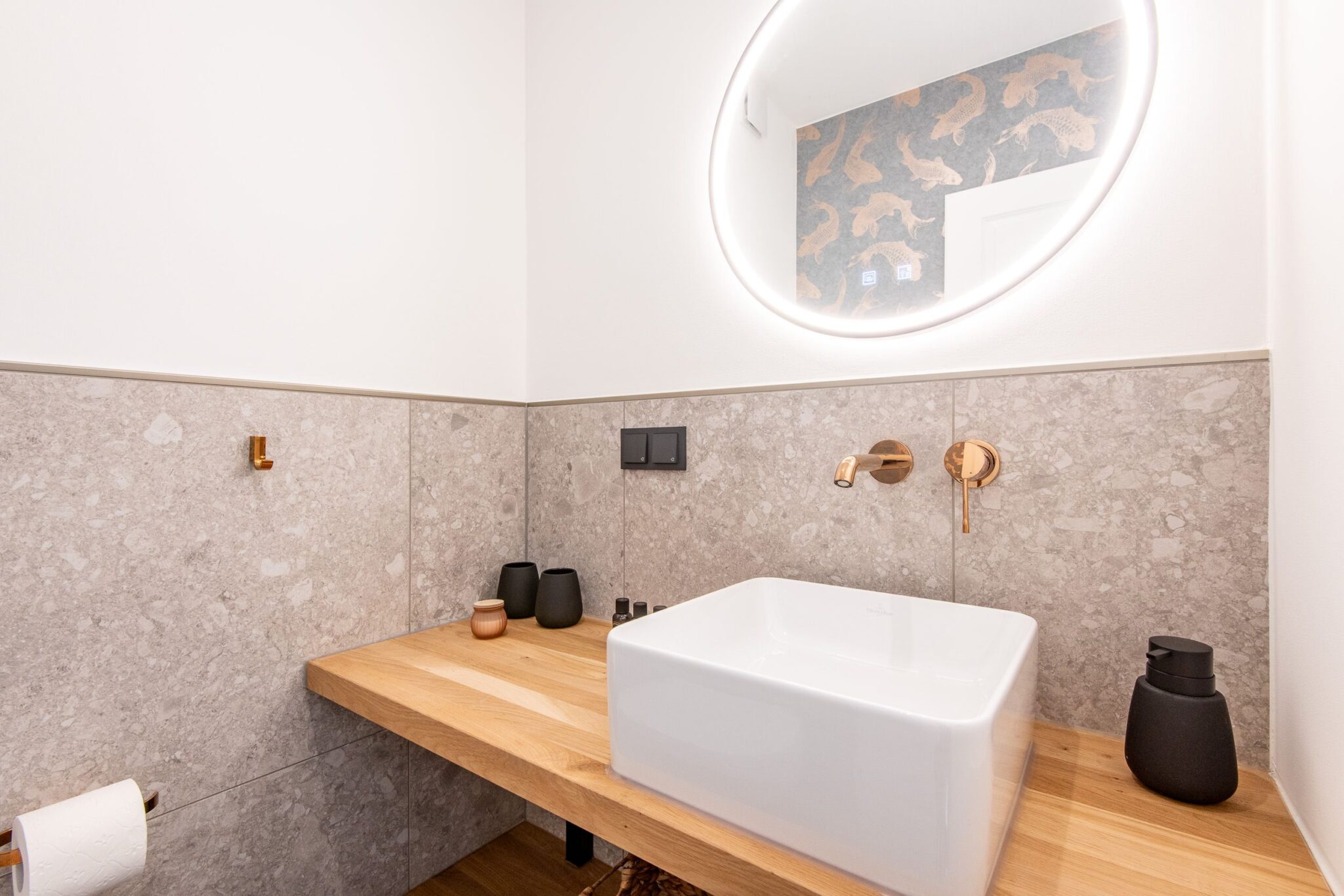 Badezimmer mit Spiegel in Ferienhaus auf Sylt