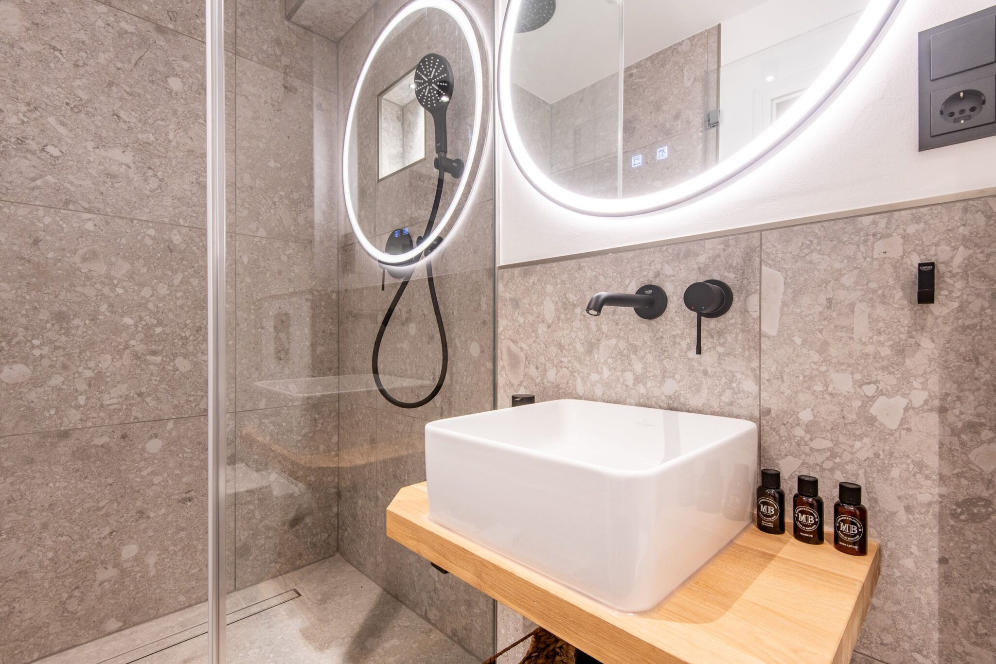 Badezimmer mit Dusche in Ferienhaus auf Sylt