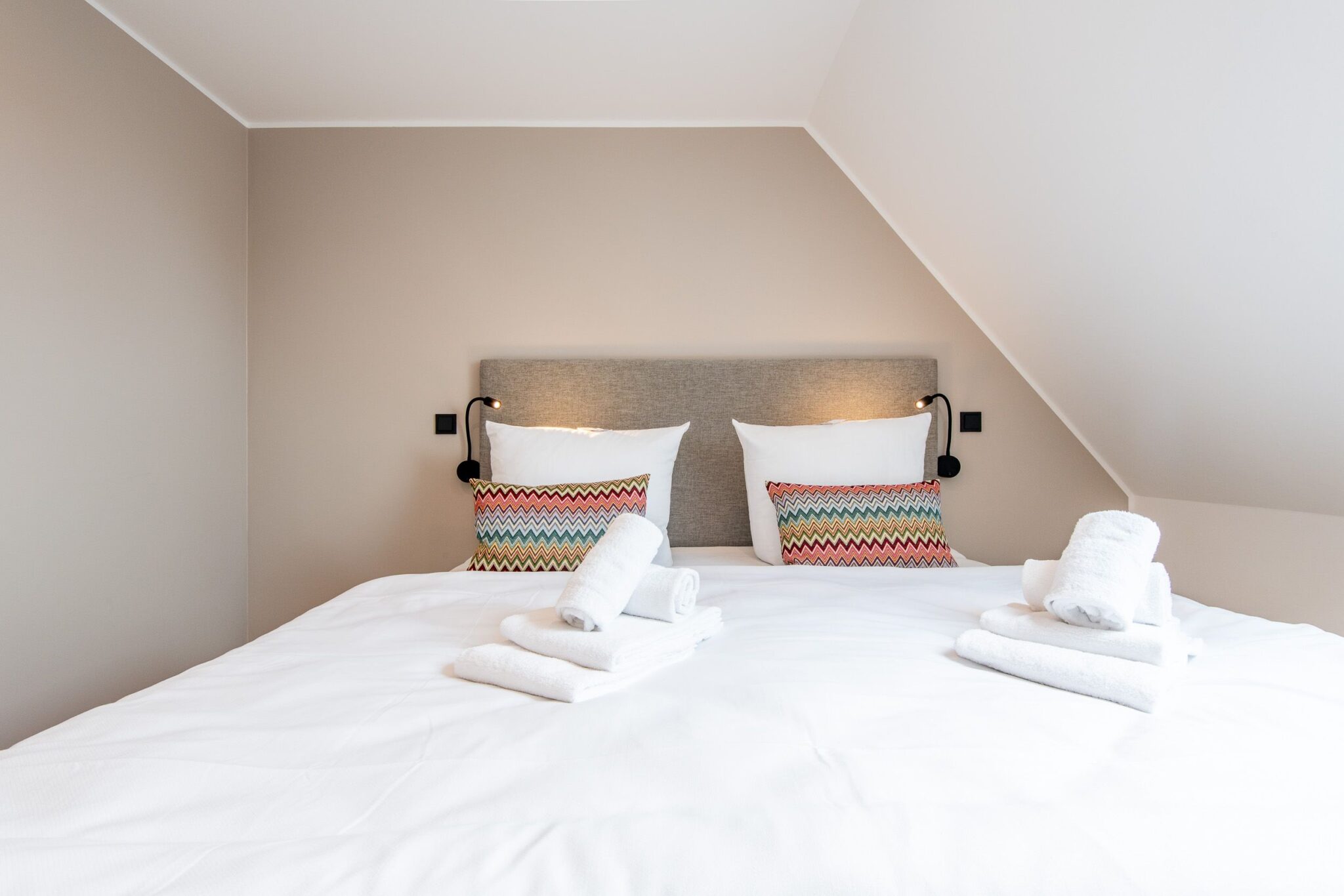 Doppelbett in Schlafzimmer in Ferienhaus auf Sylt
