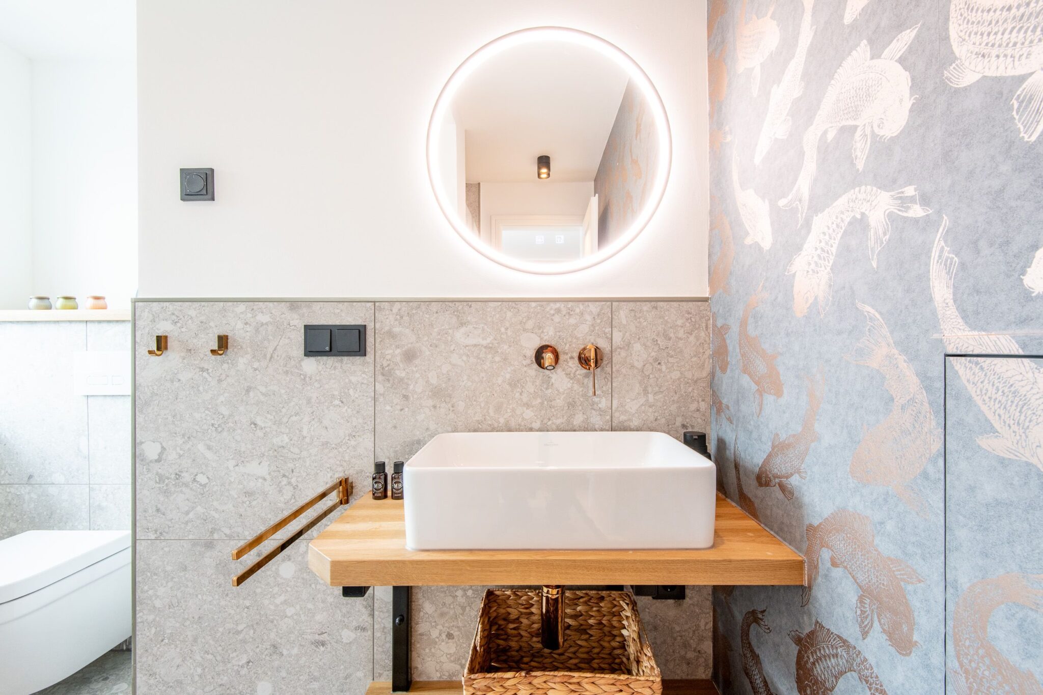 Badezimmer mit Spiegel in Ferienhaus auf Sylt