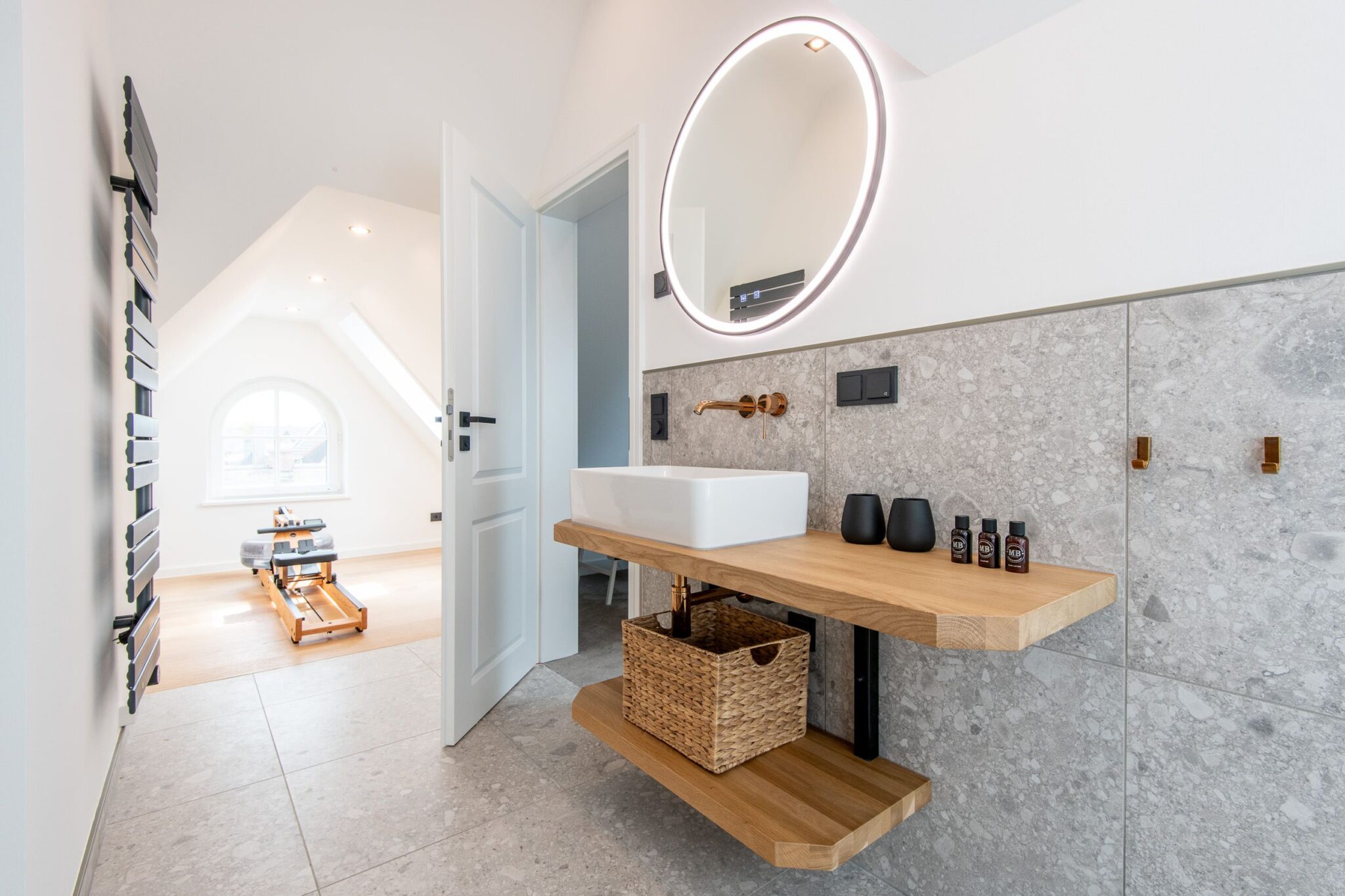 Badezimmer und Sportgerät in Ferienhaus auf Sylt