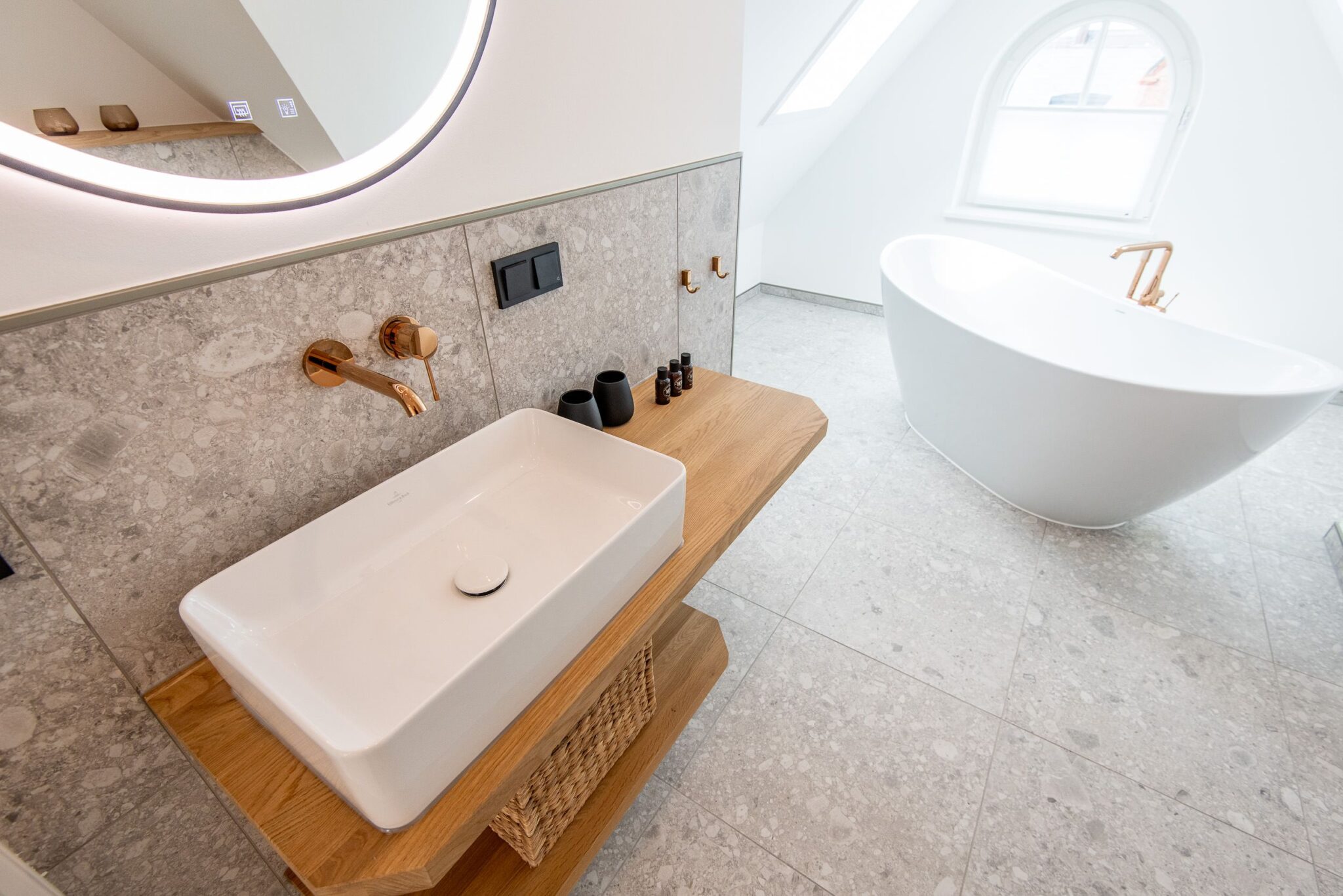 Badezimmer mit freistehender Badewanne in Ferienhaus auf Sylt