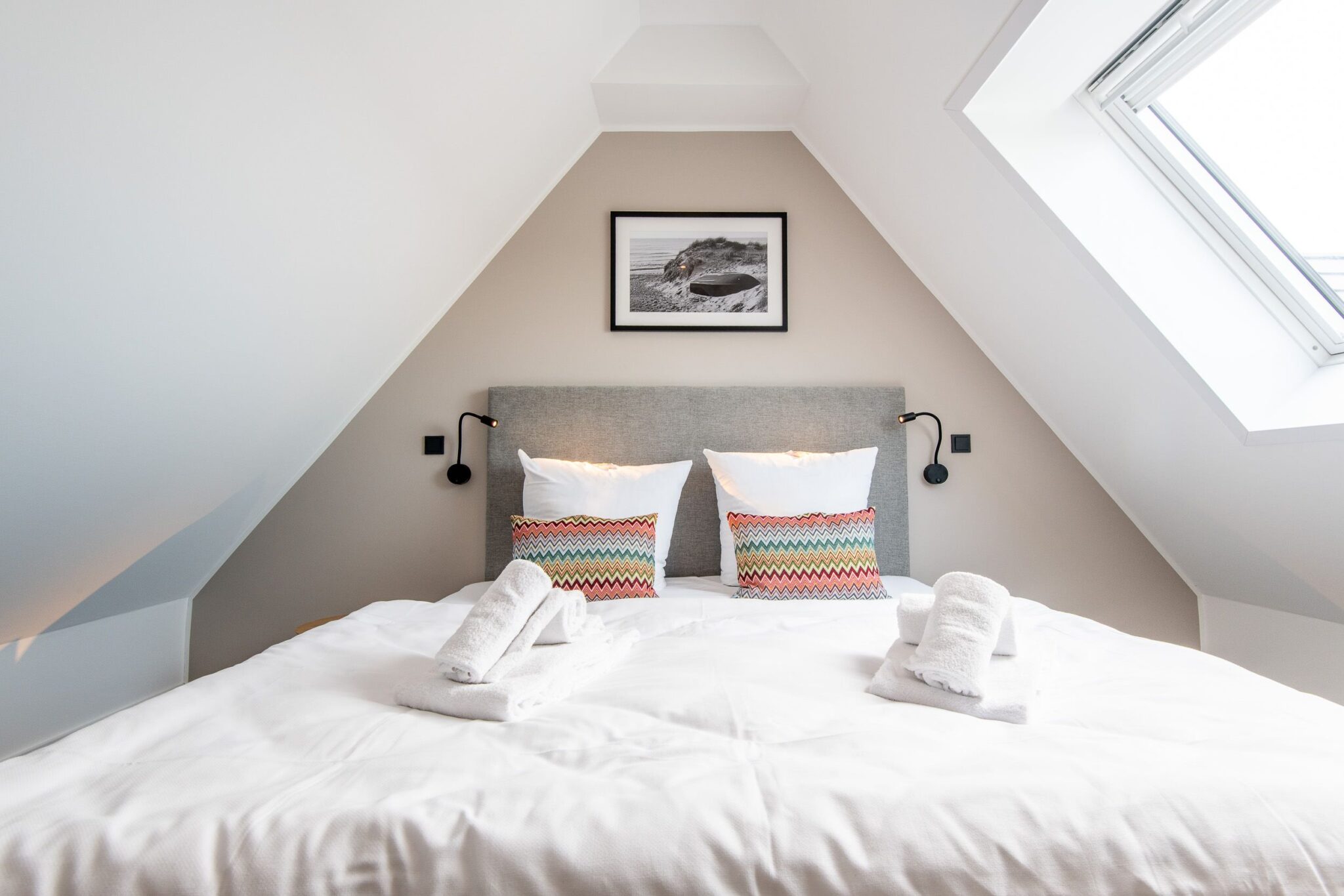 Doppelbett in Schlafzimmer in Ferienhaus auf Sylt