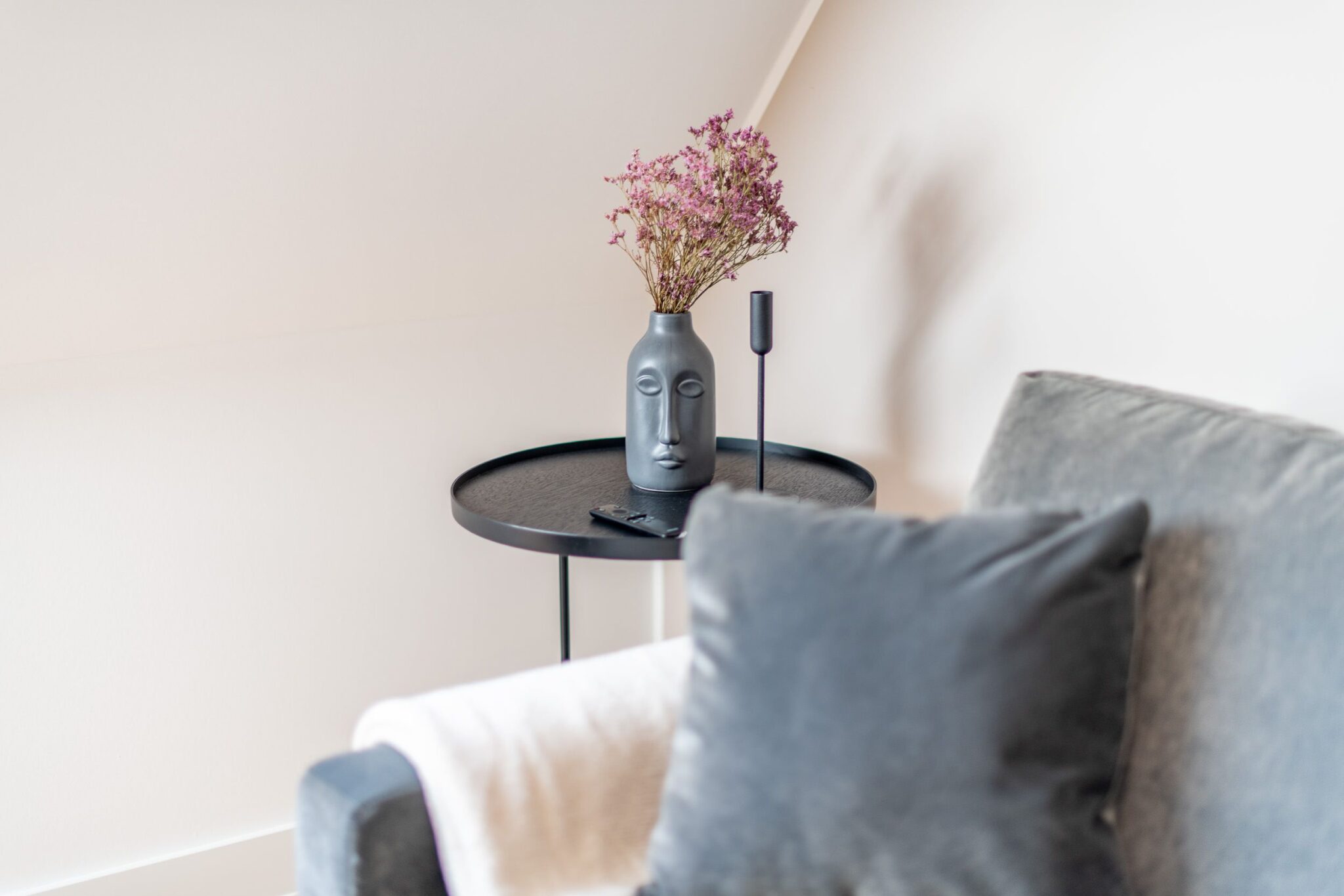 Wohnzimmer mit Sofa in Ferienhaus auf Sylt