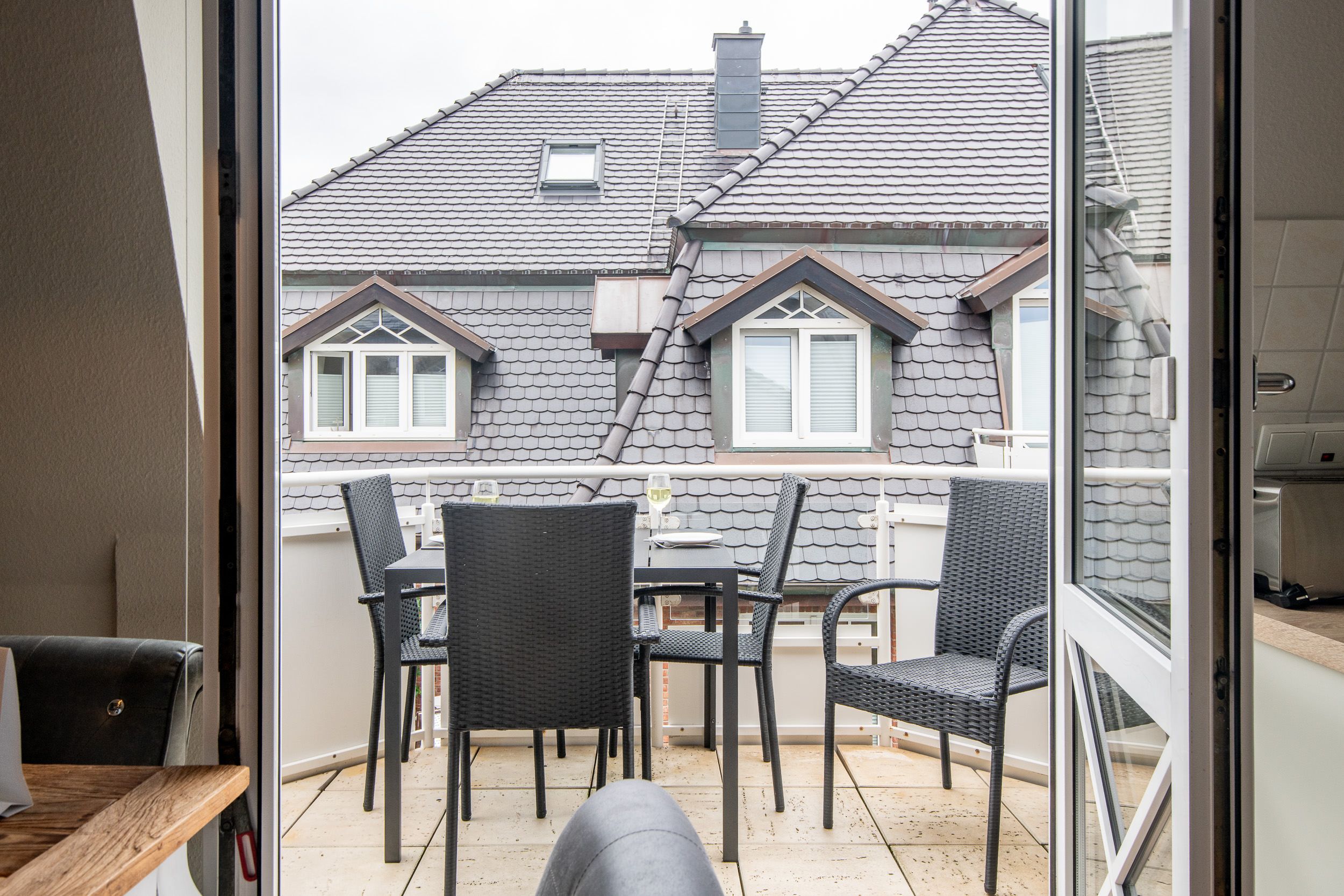 Balkon mit Möbeln an einer Ferienwohnung auf Sylt