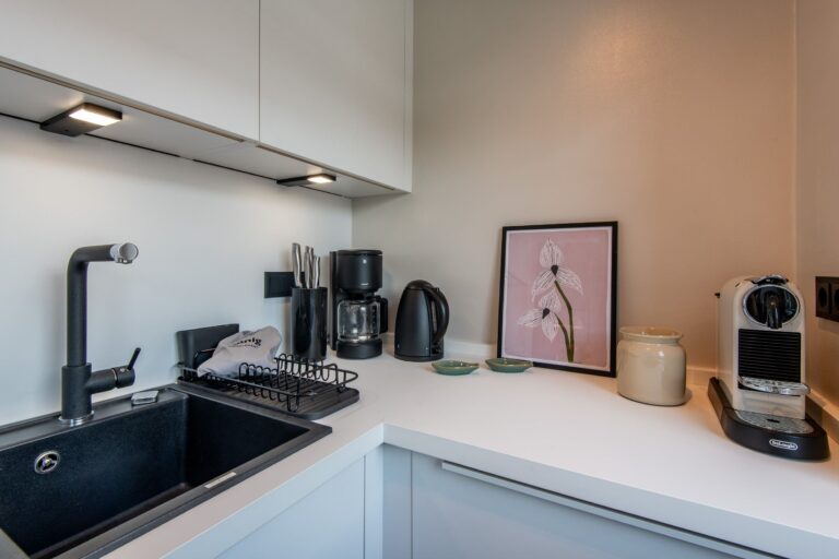 Küchenzeile in einer Ferienwohnung auf Sylt