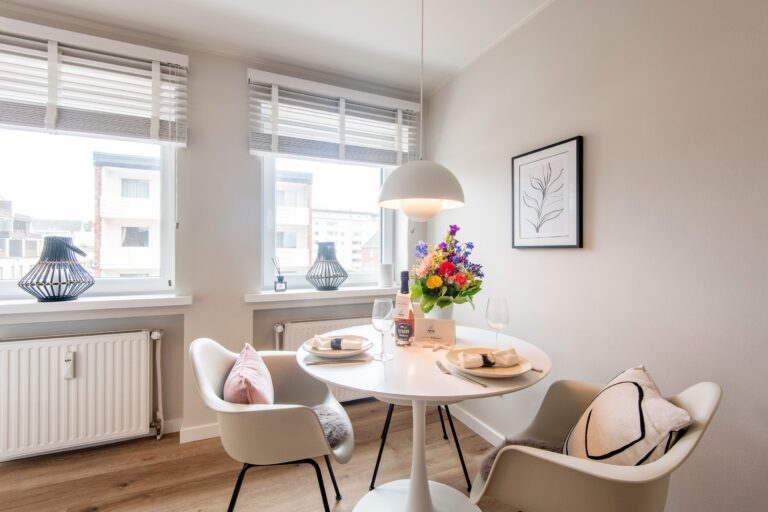 runder Tisch in einer Ferienwohnung auf Sylt