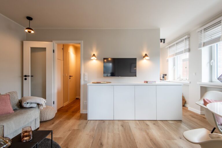 Fernseher im Wohnzimmer in einer Ferienwohnung auf Sylt
