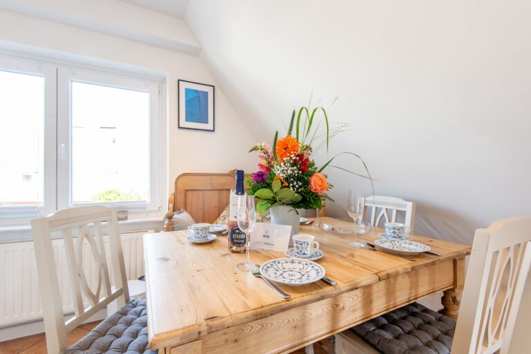 gedeckter Esszimmertisch in einem Ferienhaus auf Sylt