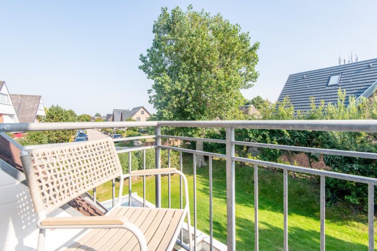 Balkon mit Blick in Garten an einem Ferienhaus auf Sylt
