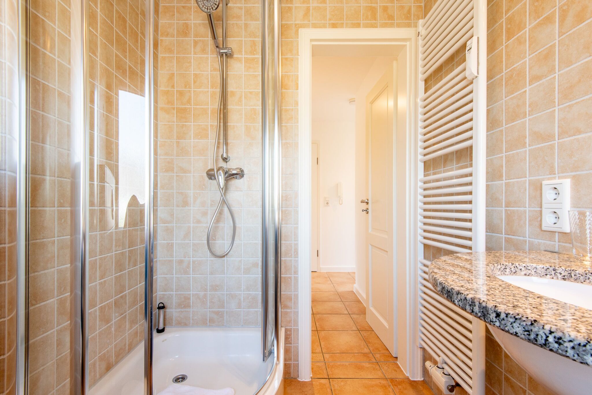 Badezimmer mit Dusche in einem Ferienhaus auf Sylt