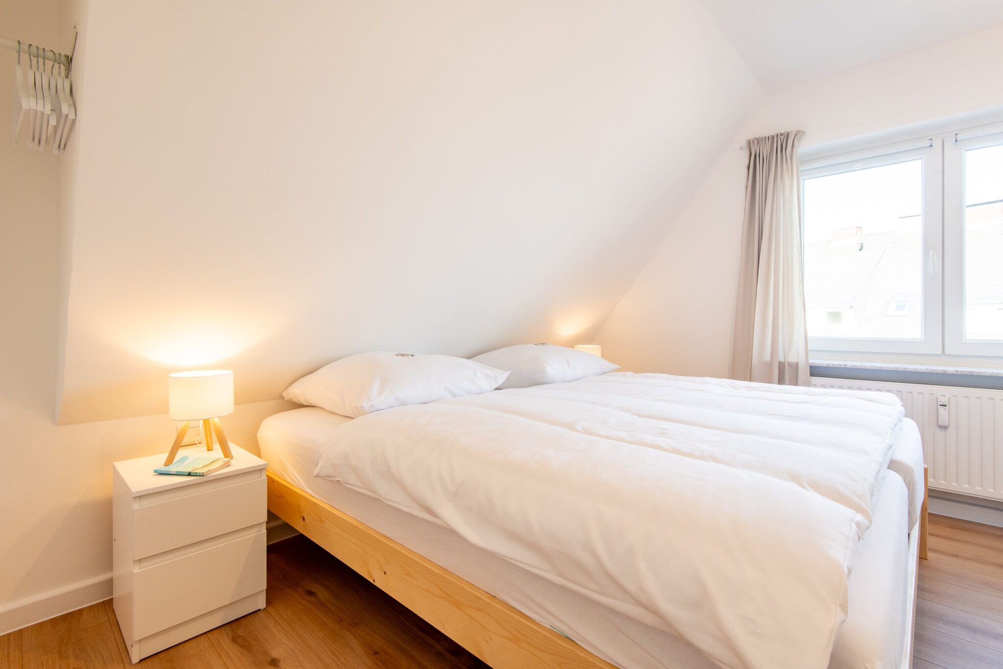 Doppelbett in einem Ferienhaus auf Sylt