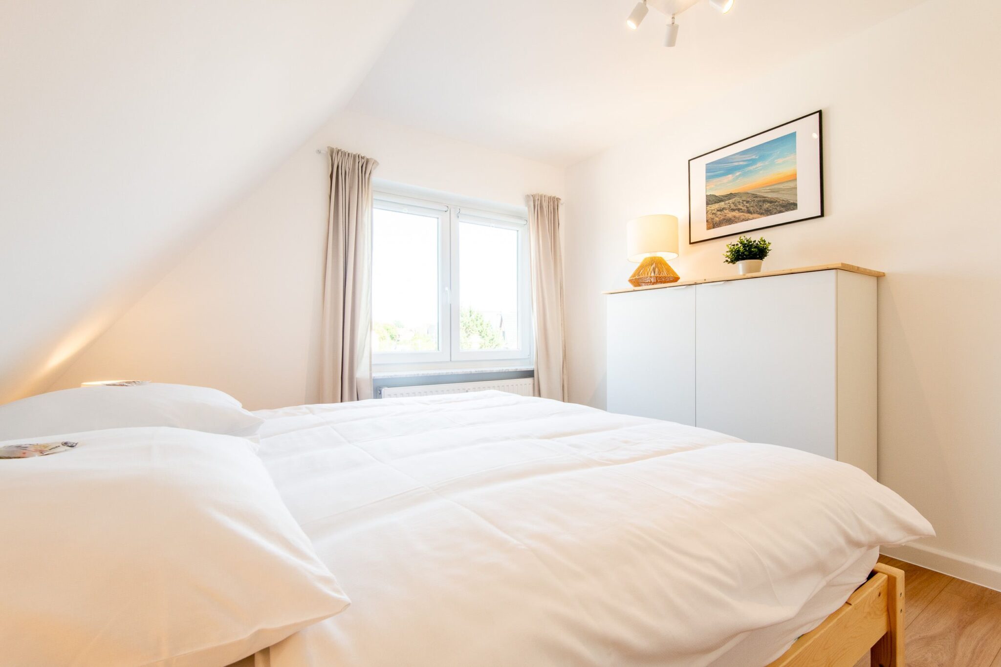 Schlafzimmer mit Doppelbett in einem Ferienhaus auf Sylt
