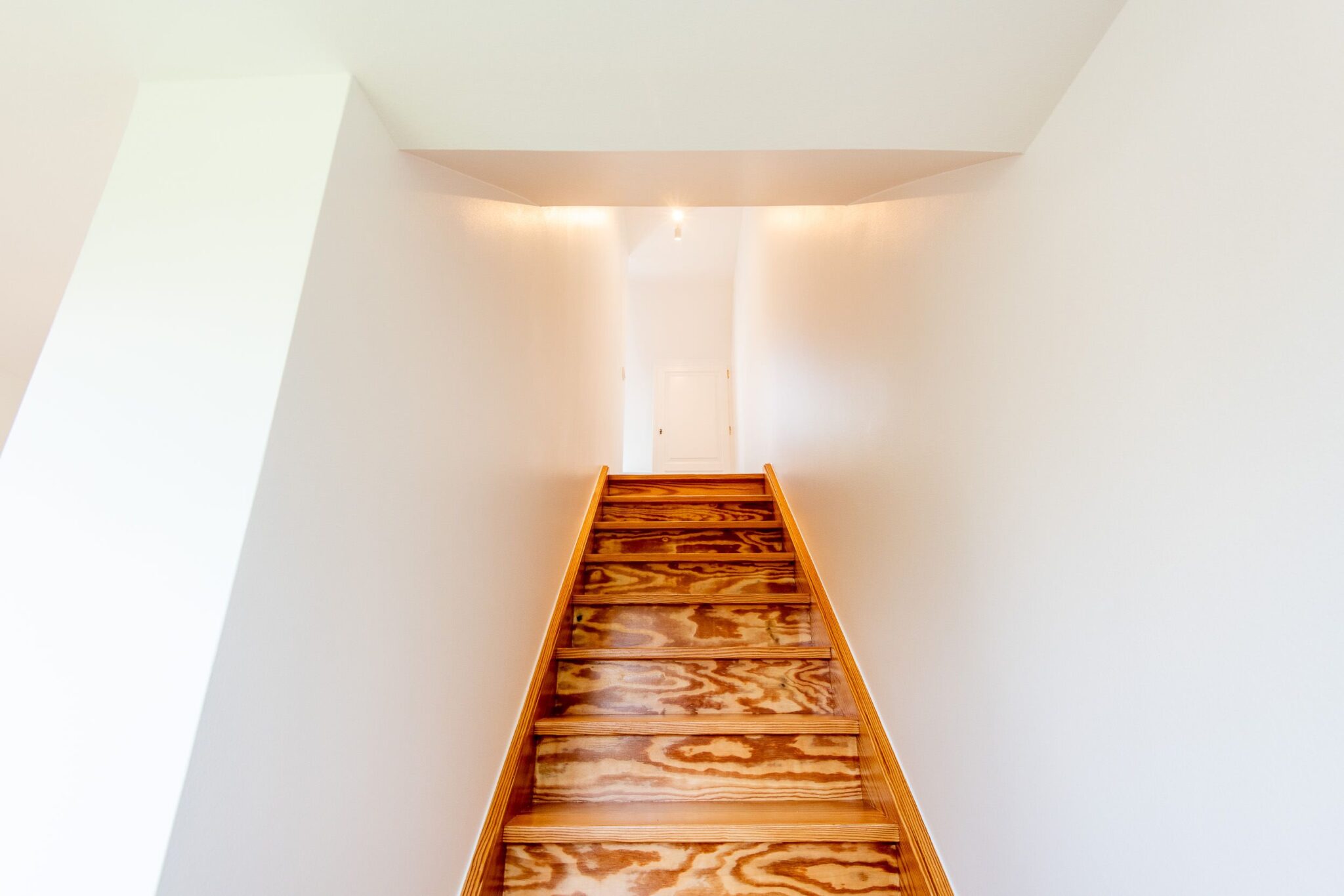 Holztreppe die nach oben fährt in einem Ferienhaus auf Sylt