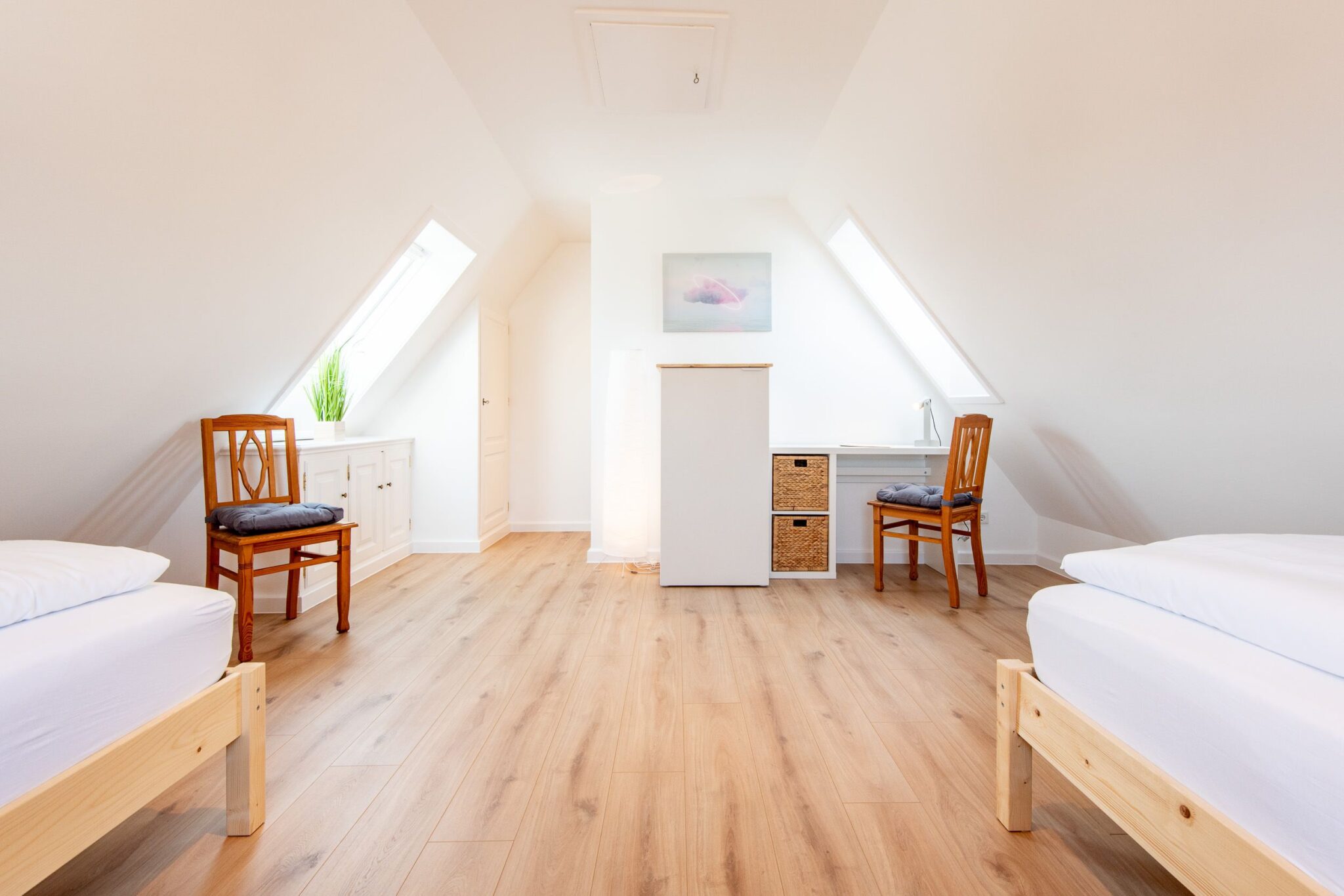 helles Schlafzimmer mit 2 Betten in einem Ferienhaus auf Sylt