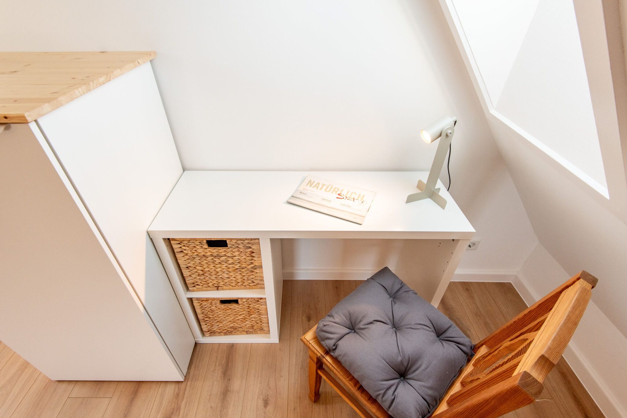 kleiner Schreibtisch mit Stuhl in einem Ferienhaus auf Sylt