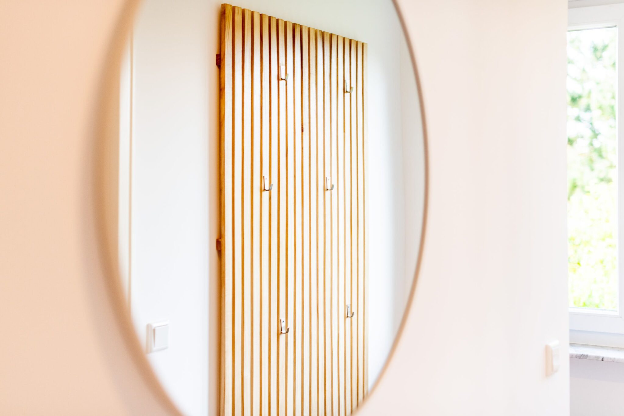 Spiegel der eine Garderobe zeigt in einem Ferienhaus auf Sylt
