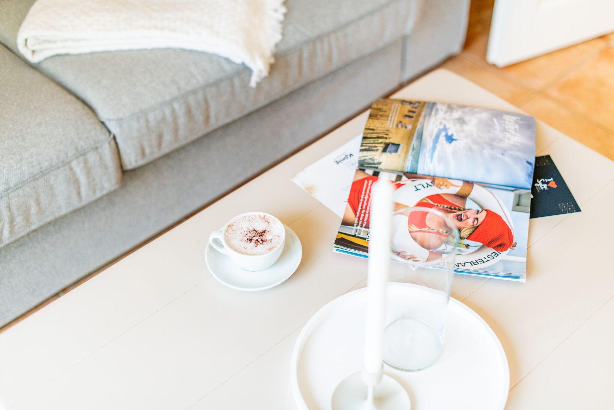 Tisch mit einem Kaffee und Magazinen in einem Ferienhaus auf Sylt