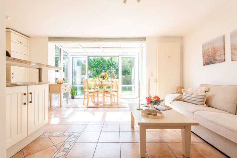 Wohnzimmer und Wintergarten in einem Ferienhaus auf Sylt