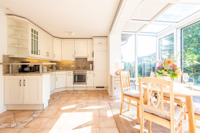 Küchenzeile und Wintergarten in einem Ferienhaus auf Sylt