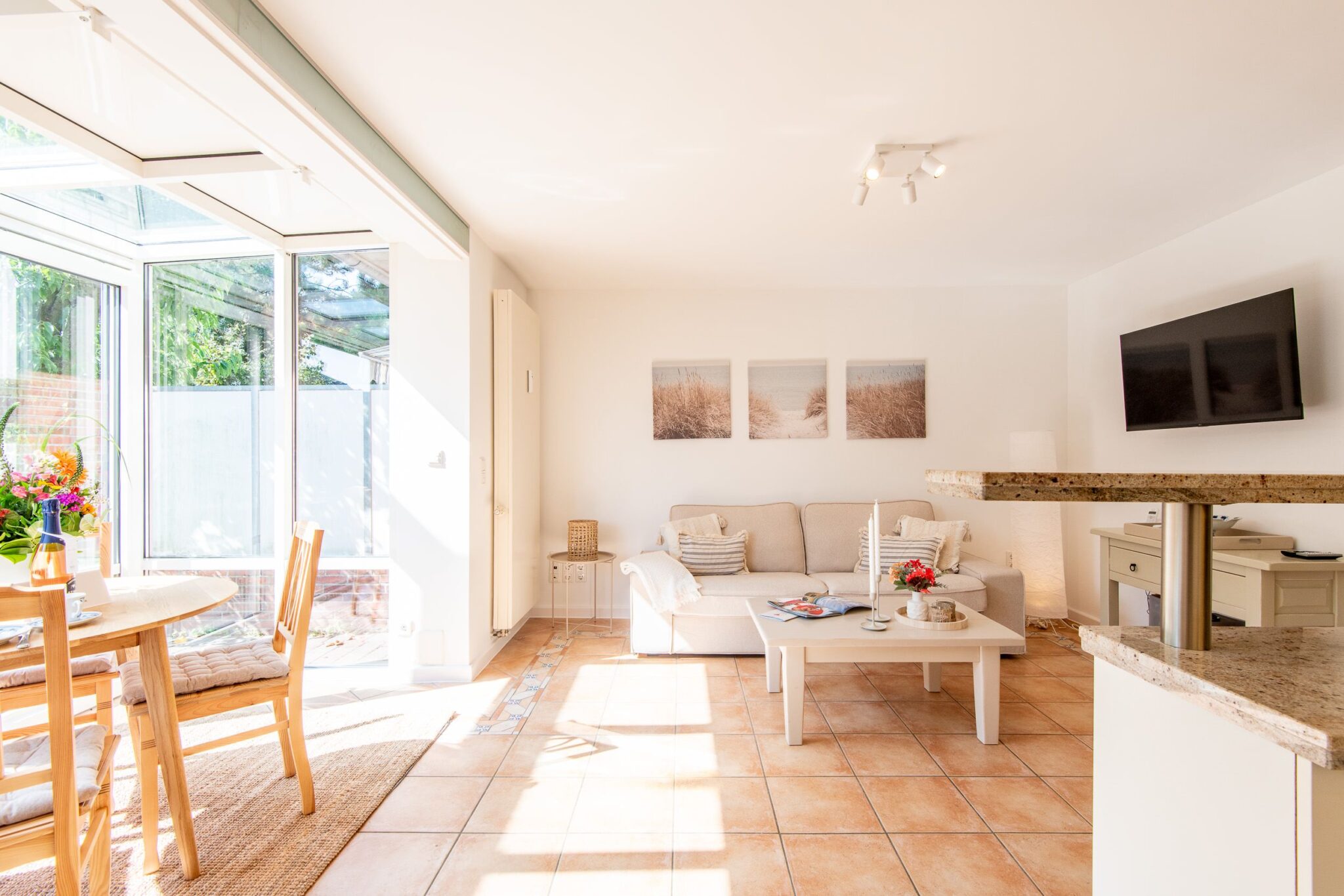 Wohnbereich und Wintergarten in einem Ferienhaus auf Sylt
